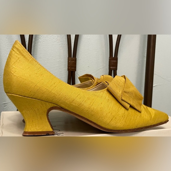 Kenneth Cole Retro 90’s Mustard Bow Kitten Heel UNIQUE! Size 6 1/2. Worn Once! - Picture 4 of 8